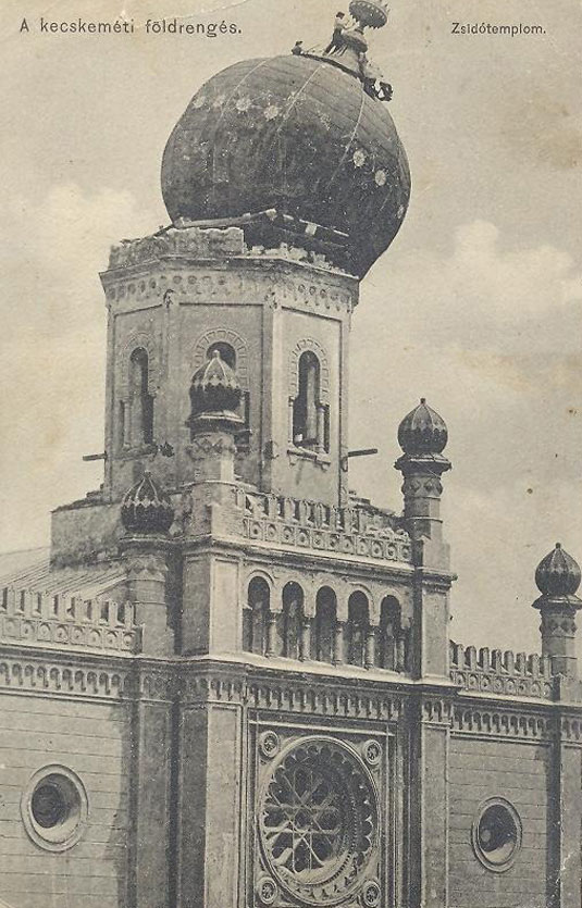 Az 1911-es kecskeméti földrengés során megrongálódott belvárosi zsinagóga kupolája